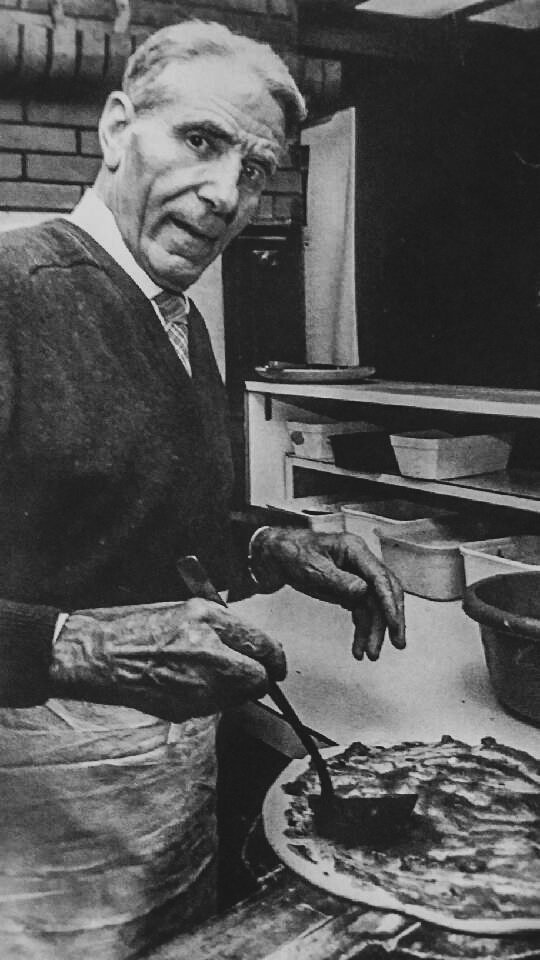 Carmelo Manta préparant une pizza (photo d’archives, N&B)